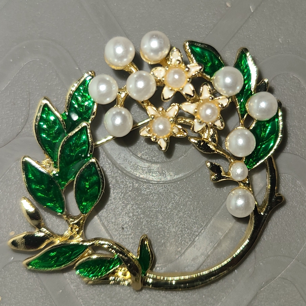 PEARL GARDENIA 1-1/2"  CIRCLE BROOCH - VINTAGE!